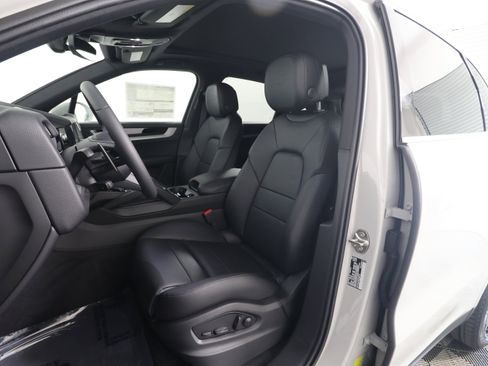 Used 2025 Porsche Cayenne image 5