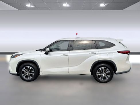 Used 2021 Toyota Highlander XLE FWD image 2