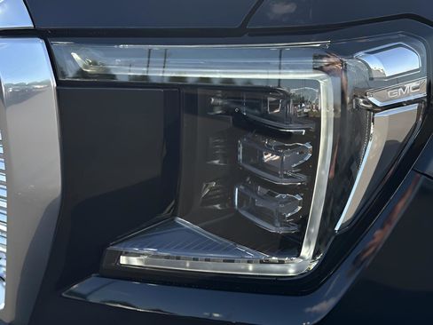 Used 2022 GMC Yukon XL Denali image 10