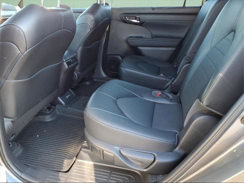 Used 2022 Toyota Highlander XLE image 8