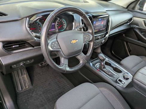 Used 2021 Chevrolet Traverse LT image 2