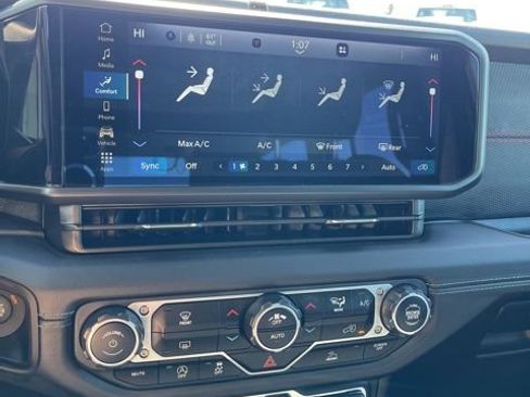 Used 2025 Jeep Wrangler Unlimited Rubicon AWD/4WD image 39