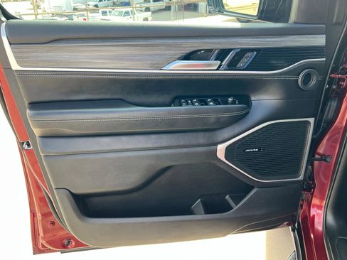 Used 2023 Jeep Wagoneer L Series II image 14