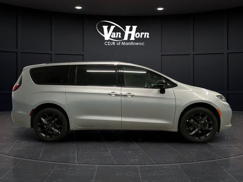 New 2026 Chrysler Pacifica Limited w/ S Appearance Package AWD/4WD image 2