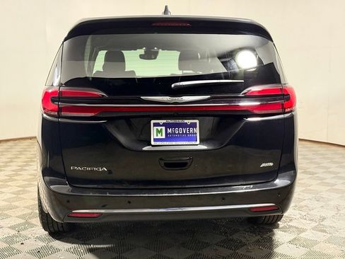 Used 2023 Chrysler Pacifica Touring-L AWD/4WD image 6