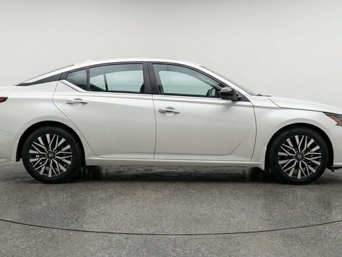 Used 2025 Nissan Altima 2.5 SV FWD image 11