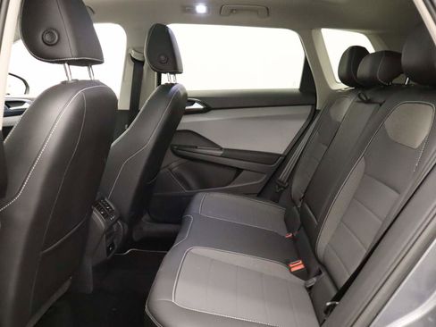 Used 2023 Volkswagen Taos SE w/ Panoramic Sunroof Package image 15