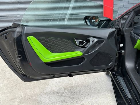 Used 2021 Lamborghini Huracan EVO RWD image 18