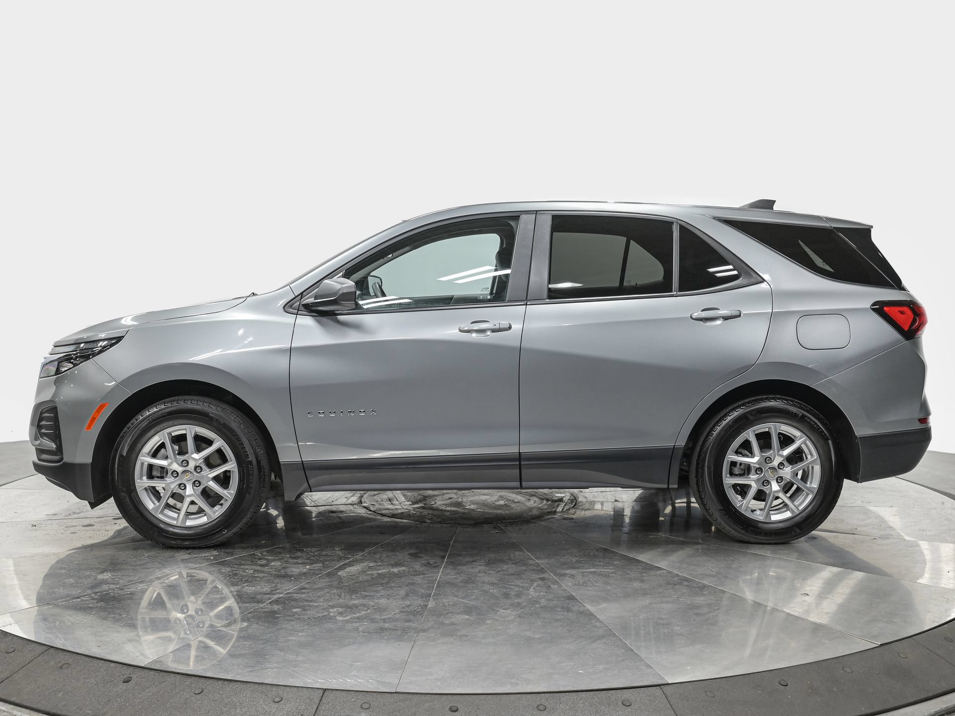 Used 2024 Chevrolet Equinox LS w/ LS Convenience Package FWD image 2