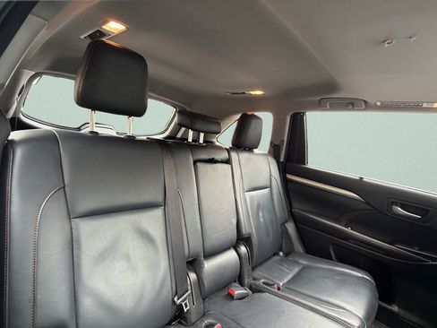 Used 2018 Toyota Highlander XLE AWD/4WD image 27