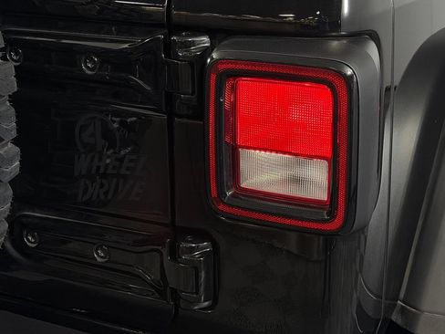 Used 2025 Jeep Wrangler Unlimited Sport AWD/4WD image 12