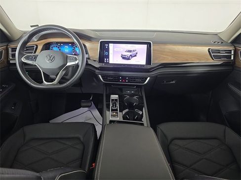 Used 2025 Volkswagen Atlas SE image 16