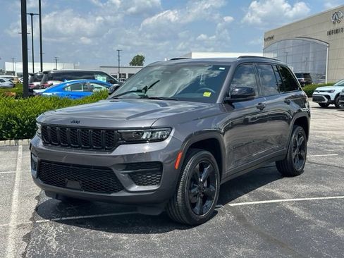 Used 2023 Jeep Grand Cherokee Altitude AWD/4WD image 3