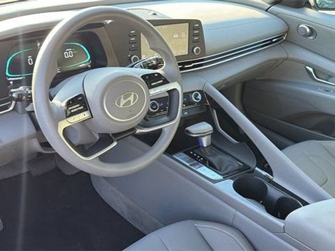 Used 2025 Hyundai Elantra Hybrid FWD image 12