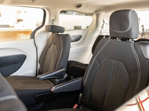 Used 2022 Chrysler Voyager LX image 32
