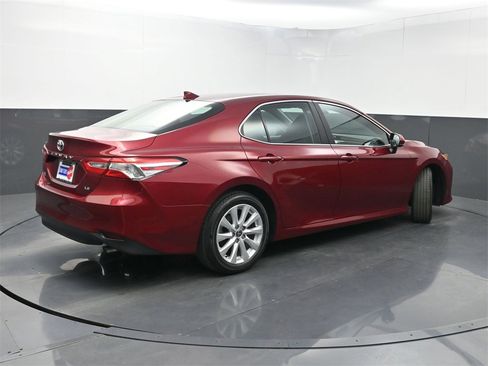 Used 2020 Toyota Camry LE image 23