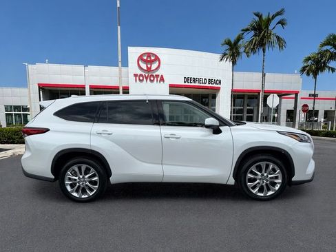 Used 2023 Toyota Highlander Limited FWD image 7