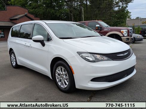Used 2023 Chrysler Voyager LX FWD image 1