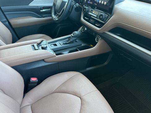 Used 2024 Toyota Grand Highlander AWD image 17