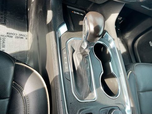 Used 2022 Chevrolet Traverse Premier AWD/4WD image 17