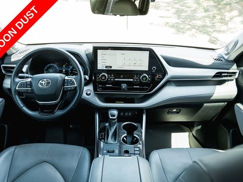 Used 2024 Toyota Highlander Platinum FWD image 12