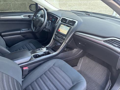 Used 2018 Ford Fusion SE w/ Fusion SE Technology Package image 9