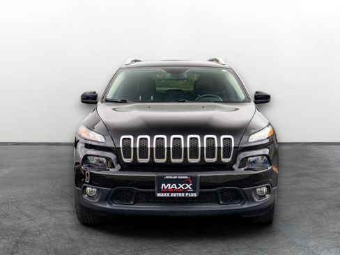 Used 2018 Jeep Cherokee Latitude Plus AWD/4WD image 2