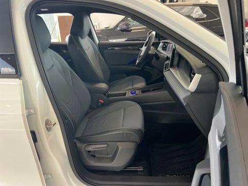 Used 2025 Volkswagen Tiguan SE R-Line FWD image 35