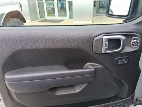 Used 2024 Jeep Gladiator Sport image 13