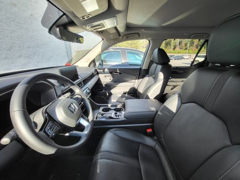 Certified 2025 Honda Pilot Touring image 10