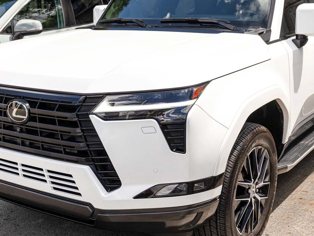 Used 2024 Lexus GX 550 w/ Accessory Package (31) AWD/4WD image 38