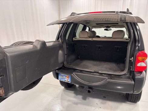 Used 2004 Jeep Liberty Limited w/ 17" Chrome Wheel & Tire Group image 28