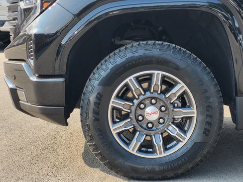 Used 2024 GMC Sierra 1500 AT4 w/ Technology Package AWD/4WD image 9