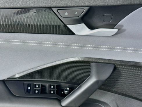 Certified 2025 Volkswagen Tiguan SE w/ Panoramic Sunroof Package AWD/4WD image 11