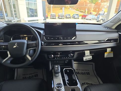 New 2025 Mitsubishi Outlander ES image 11