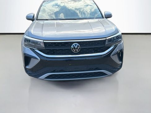 Used 2023 Volkswagen Taos SE w/ Panoramic Sunroof Package AWD/4WD image 2