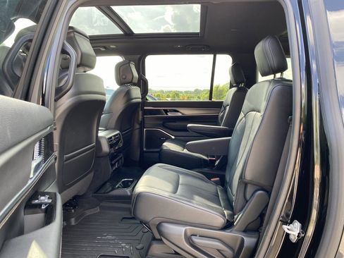 Used 2024 Jeep Wagoneer L Series II image 18