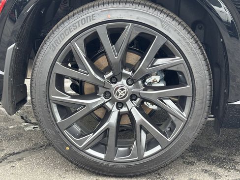 New 2025 Toyota Crown Signia Limited image 5