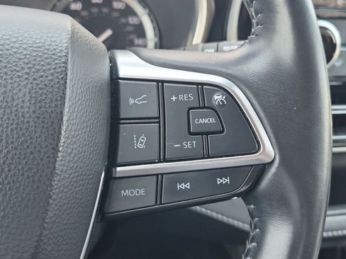 Used 2021 Toyota Highlander XLE AWD/4WD image 25