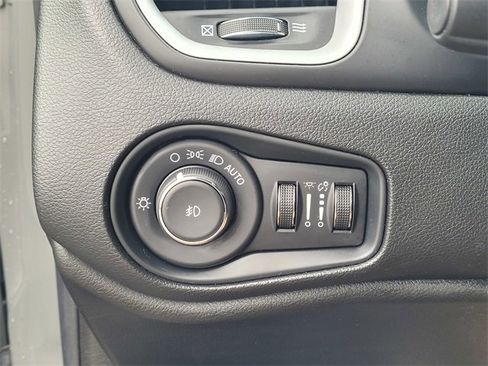 Used 2021 Jeep Renegade Latitude w/ Convenience Group image 25