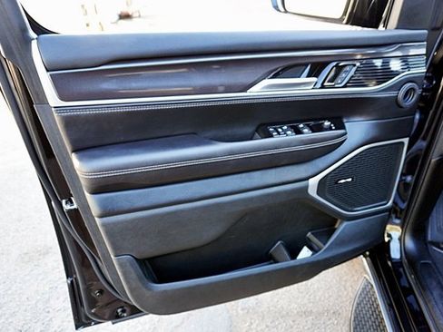 Used 2023 Jeep Wagoneer 2WD image 23