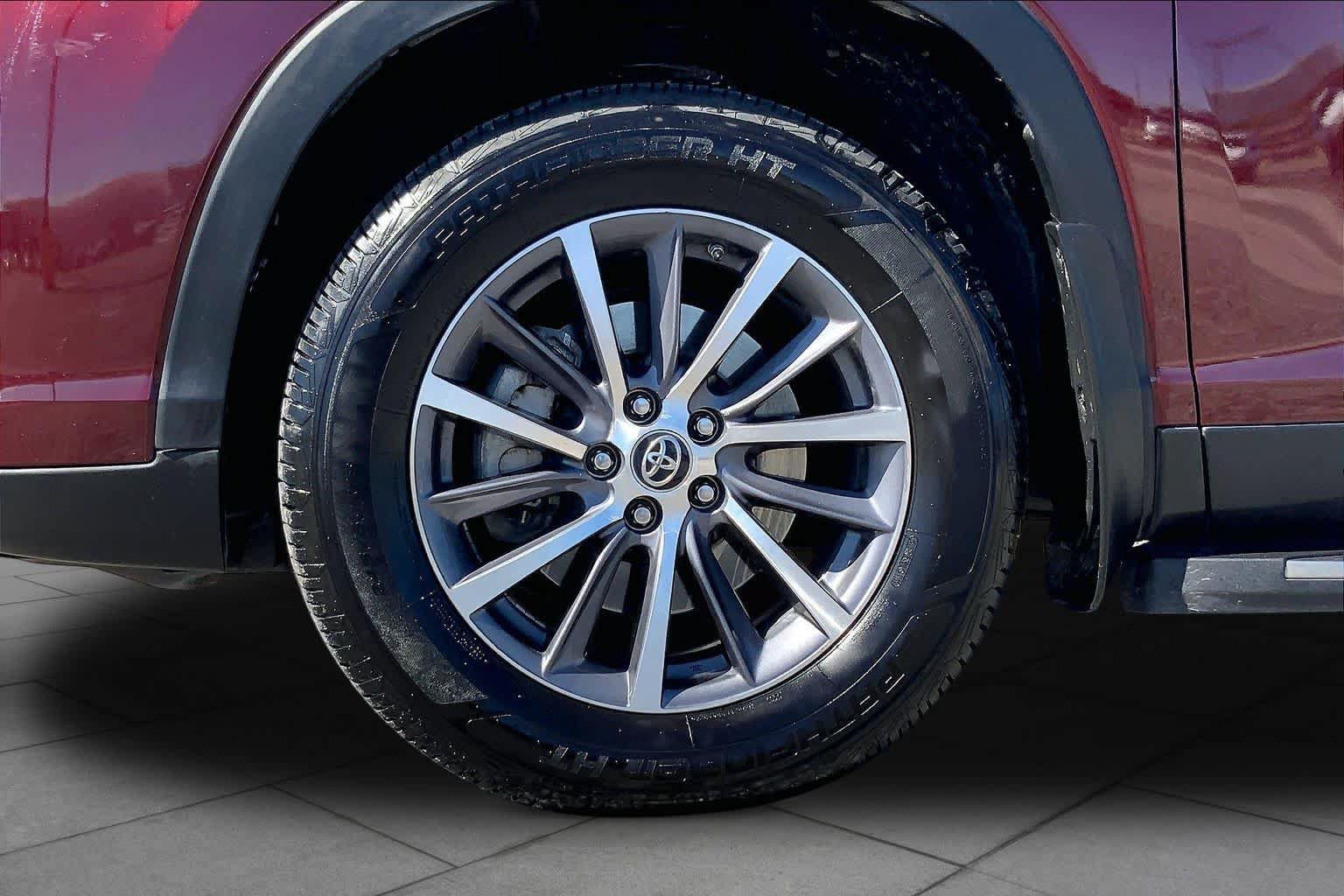 Used 2019 Toyota Highlander XLE FWD image 11