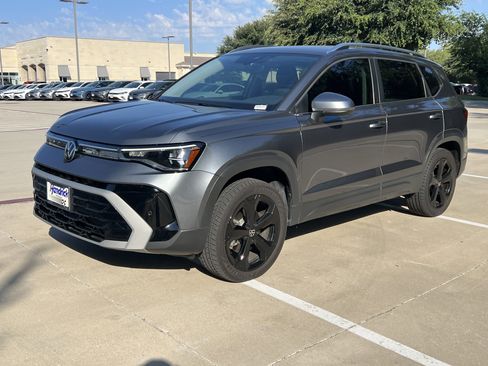 Certified 2025 Volkswagen Taos SEL image 5