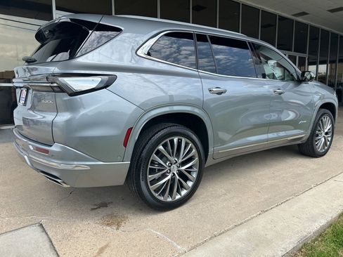 Used 2025 Buick Enclave Avenir w/ Super Cruise Package FWD image 7