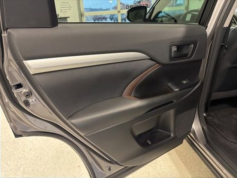 Used 2017 Toyota Highlander Plus image 42