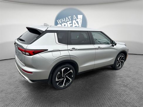 Used 2023 Mitsubishi Outlander SE image 3