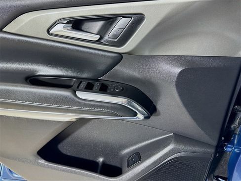 Used 2025 Chevrolet Traverse LT image 16