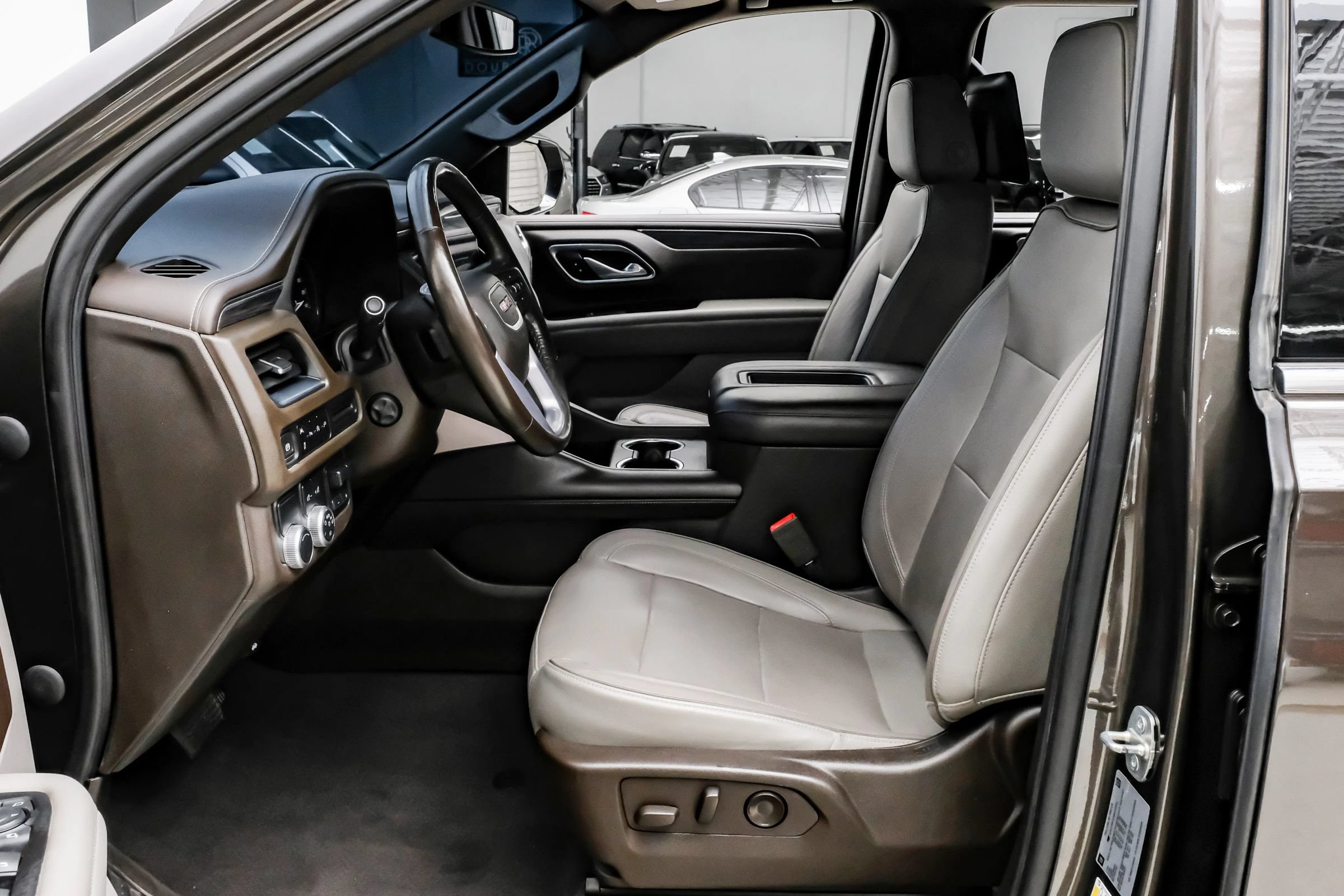 Used 2021 GMC Yukon SLT w/ SLT Luxury Plus Package RWD image 3