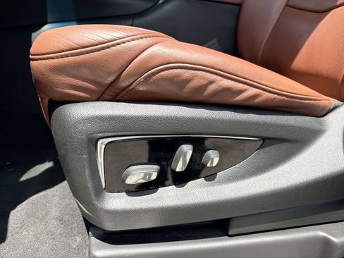 Used 2018 Cadillac Escalade Luxury AWD/4WD image 12