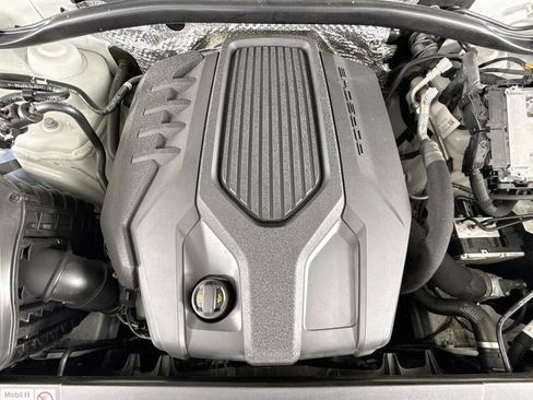 Certified 2024 Porsche Macan AWD/4WD image 30